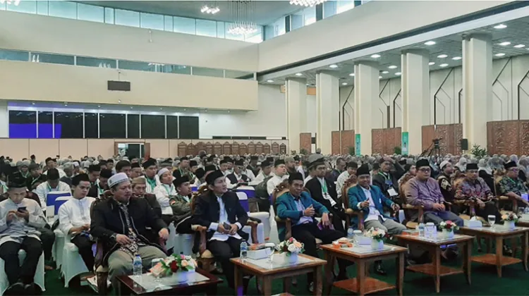 Al-Ustad H. Mahbub Sholeh Zarkasyi, bersama Wakil Ketua Umum Ust. Dr. Fauzi Muhammad, M.Ag, dan pengurus DPP LPQQ Indonesia, serta utusan DPW Provinsi Sumbar, Bengkulu, Jambi, NTB, dan Papua,